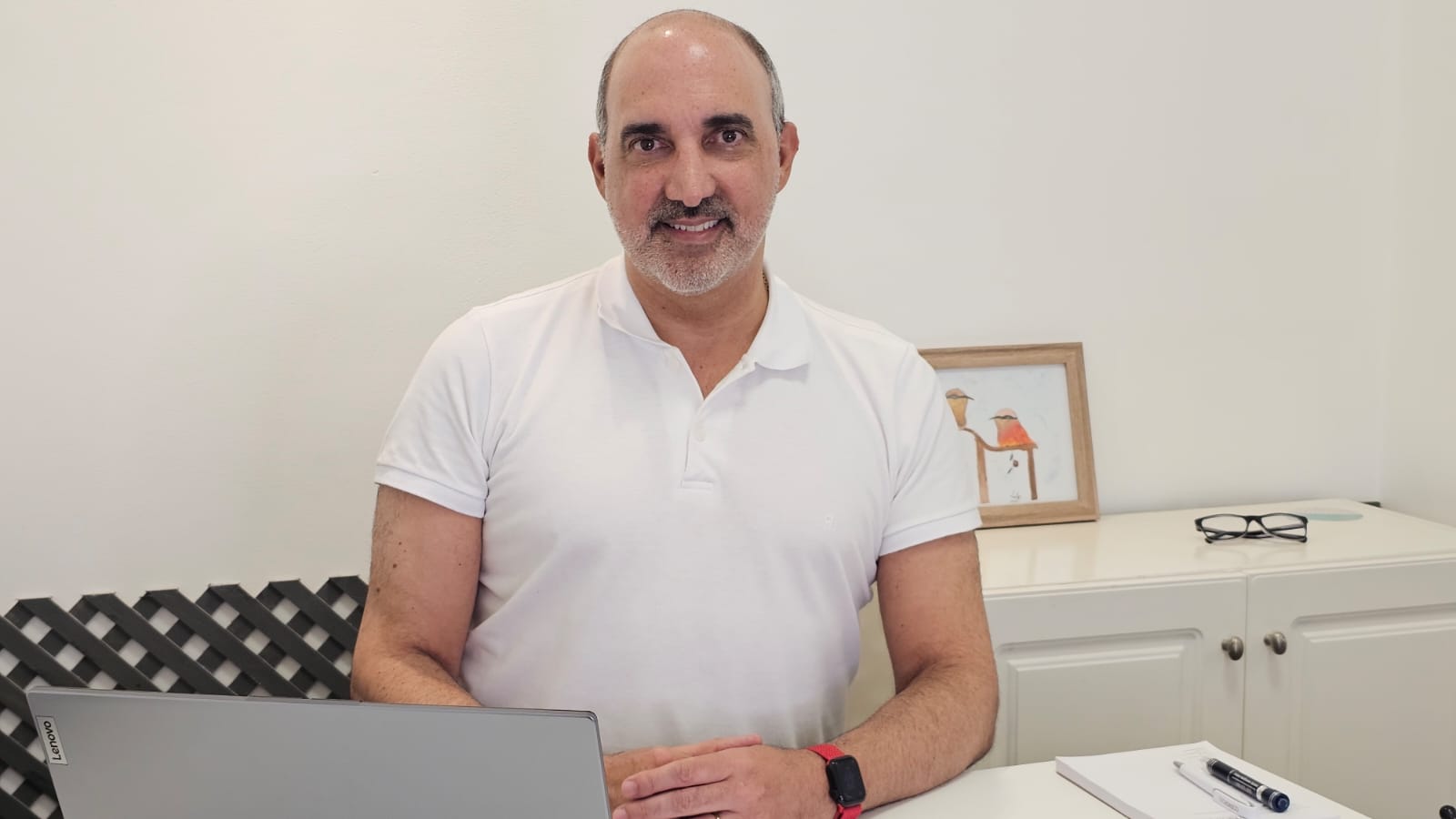 Dr. Gustavo Martín atendiendo pacientes